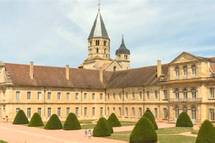 escort Cluny