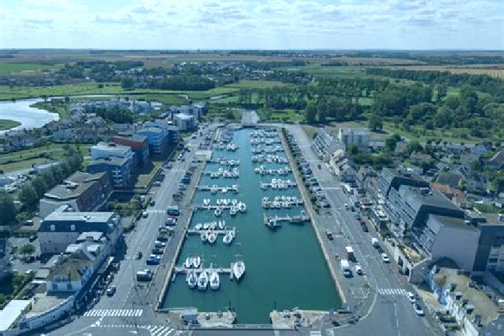 escort Courseulles-sur-Mer