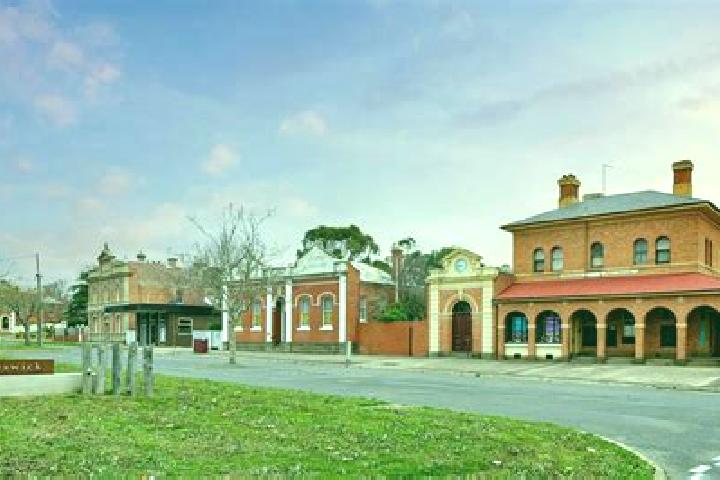 escort Creswick
