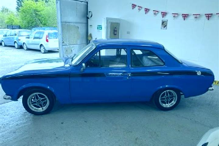 escort Henfield