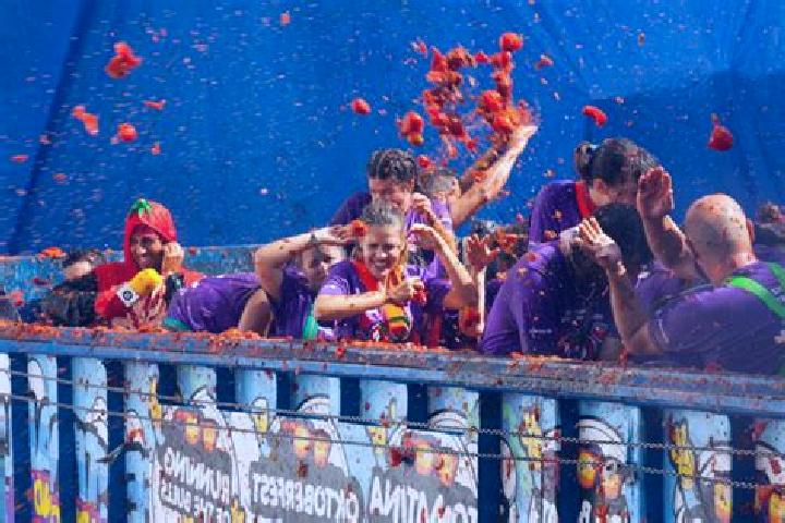 escort La Tomatina