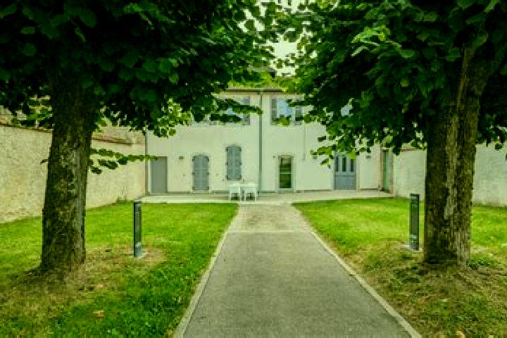 escort Lacroix-sur-Meuse