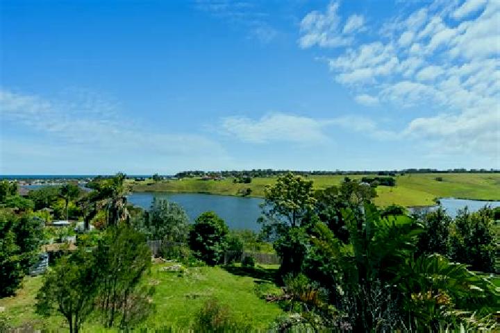 escort Lakes Entrance