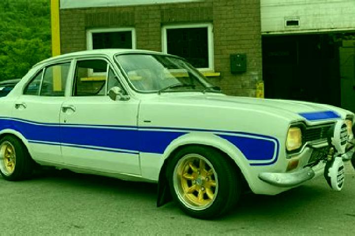 escort Lomira