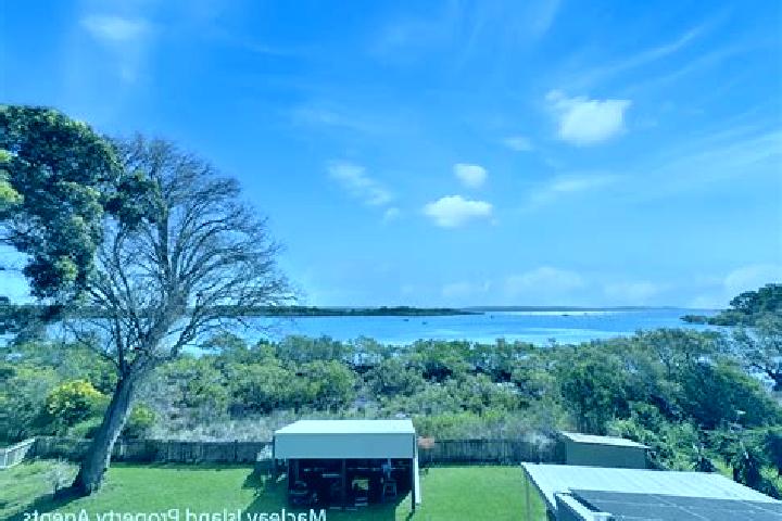 escort Macleay Island