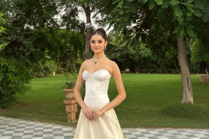 escort Manika
