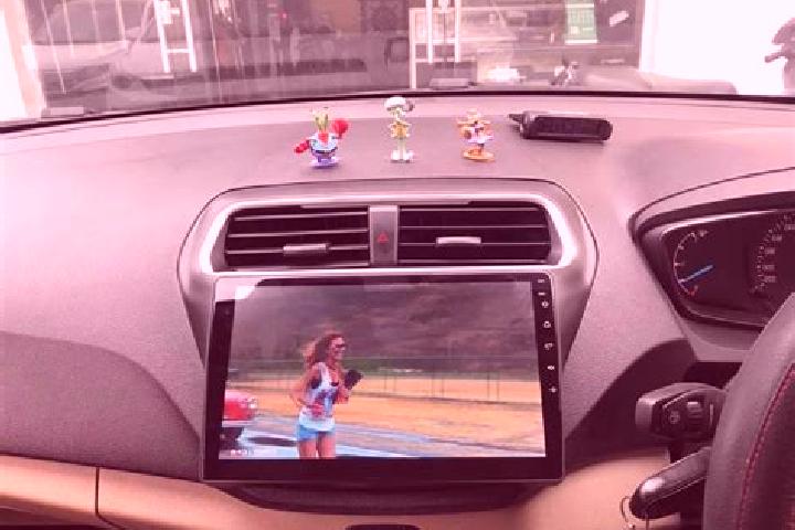 escort Pantalla