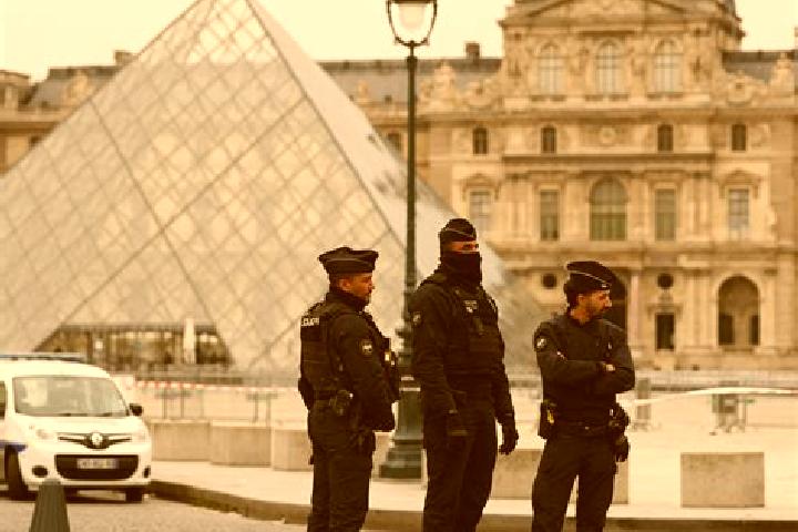 escort Paris 01 Louvre