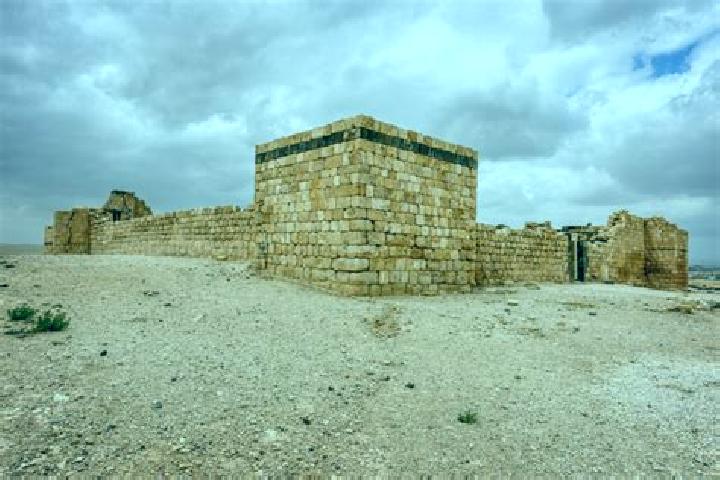 escort Qasr al Hallabat