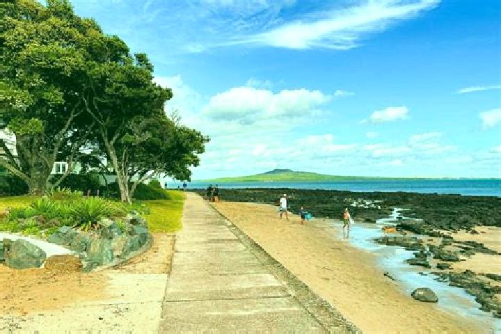 escort Takapuna