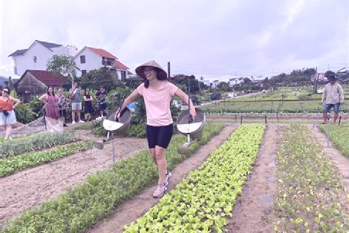 escort Tra Que Vegetable Village