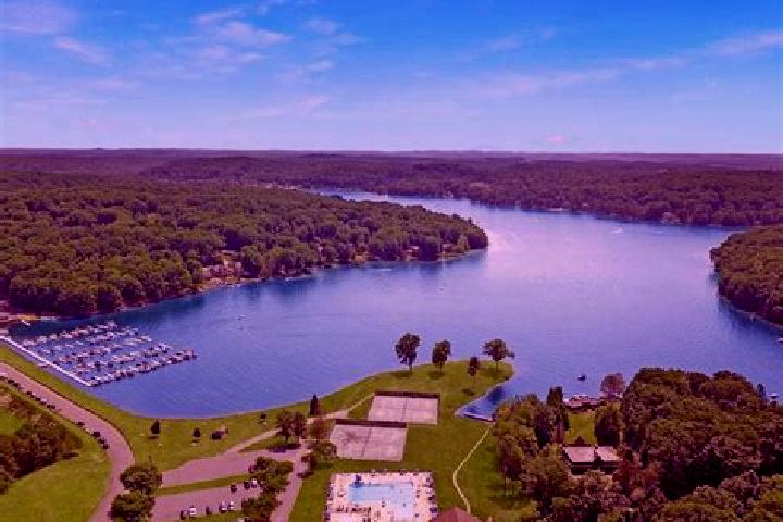 escort Treasure Lake