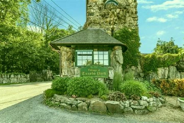 escort Tuxedo Park