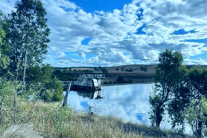 escort Weir Views