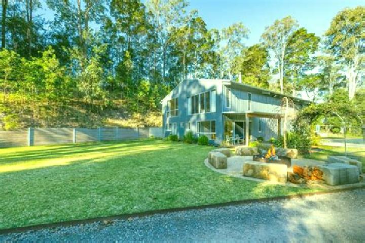 escort West Woombye