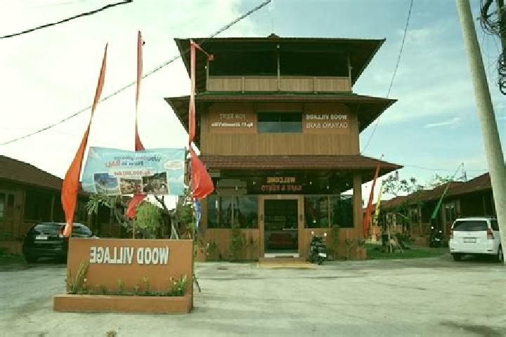escort Wood Village