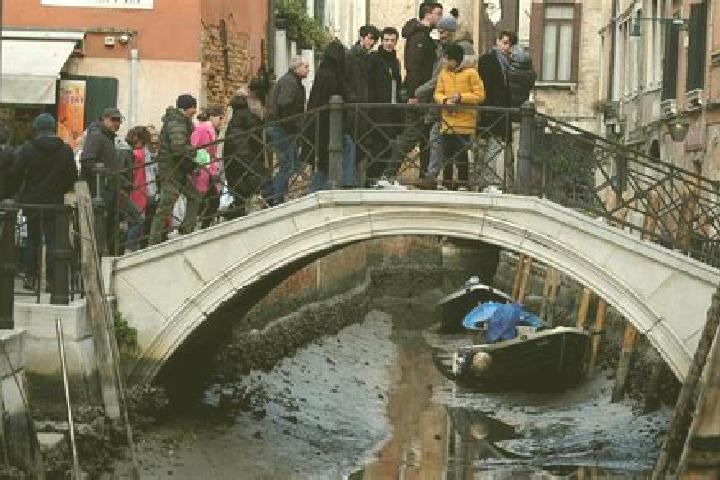 Escorts Anduins, Italy — Local Companions