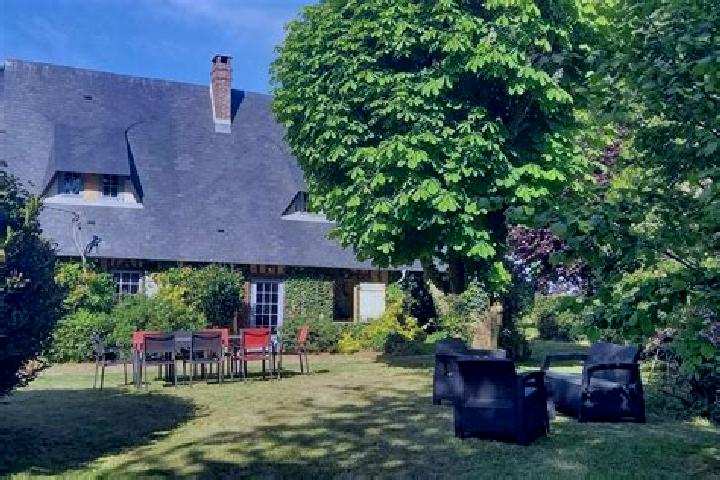 Escorts Angiens, France — Local Companions
