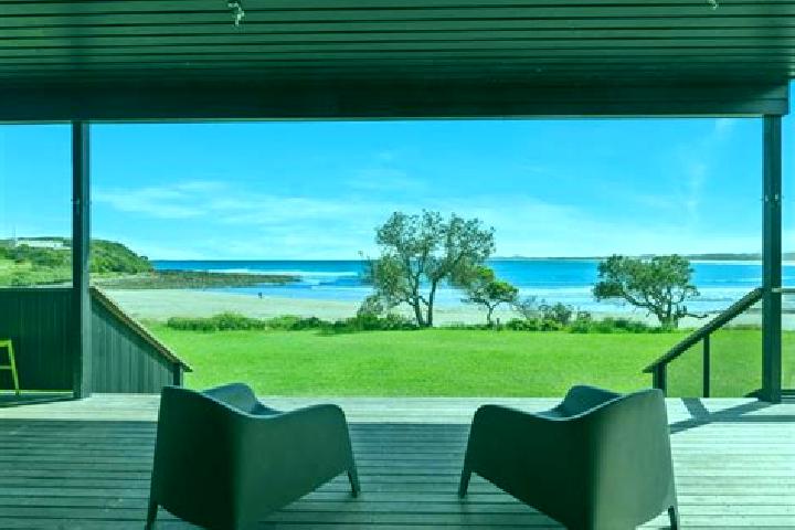 Escorts Arrawarra, Australia — Local Companions