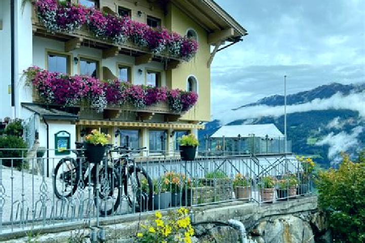 Escorts Aschau im Zillertal, Austria — Local Companions