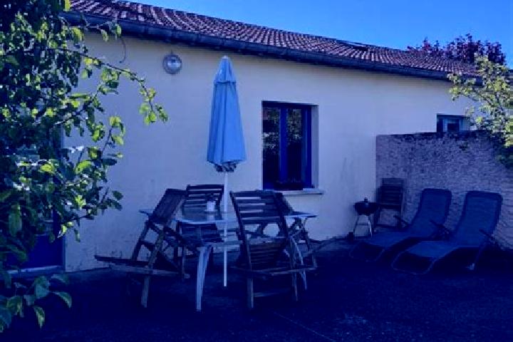 Escorts Asnelles, France — Local Companions