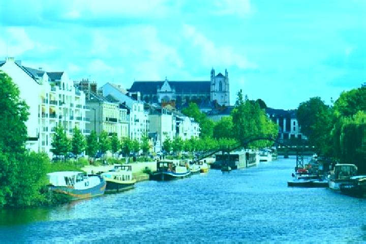 Escorts Bourg de Joue-sur-Erdre, France — Local Companions