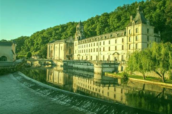 Escorts Brantome, France — Local Companions