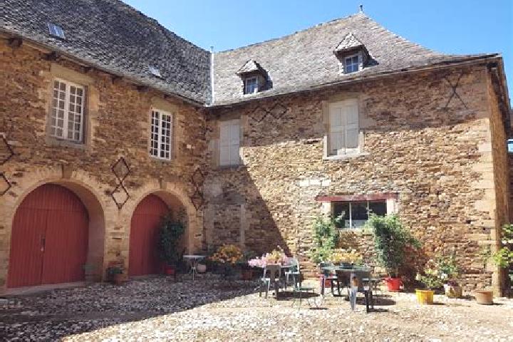 Escorts Camjac, France — Local Companions