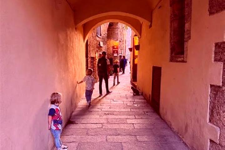 Escorts Capalbio Scalo, Italy — Local Companions