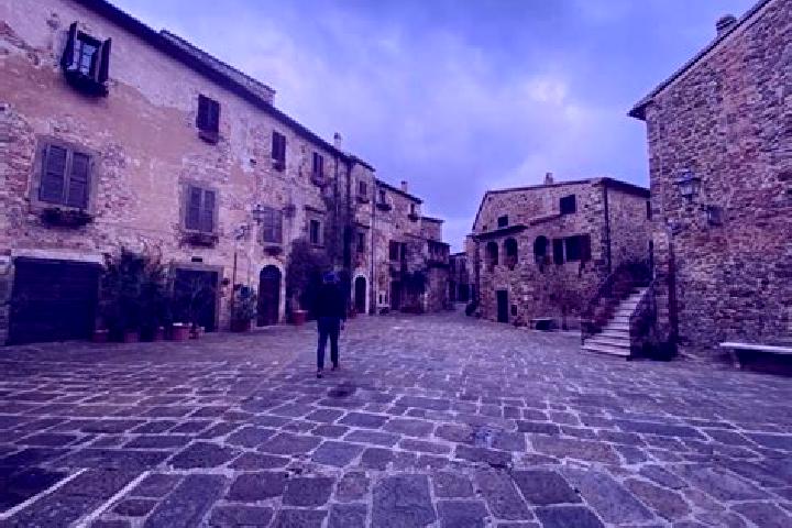 Escorts Capovilla-Castello, Italy — Local Companions