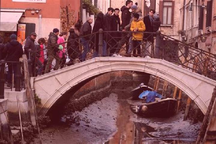Escorts Carentino, Italy — Local Companions