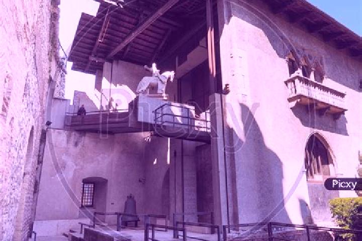 Escorts Castelvecchio, Italy — Local Companions
