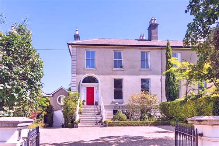 Escorts Clonskeagh, Ireland — Local Companions