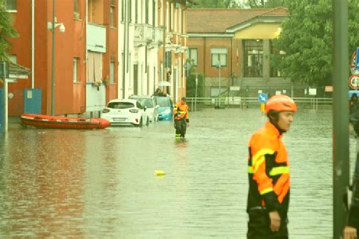 Escorts Cumignano sul Naviglio, Italy — Local Companions