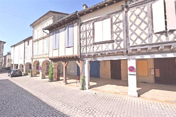 Escorts Damazan, France — Local Companions