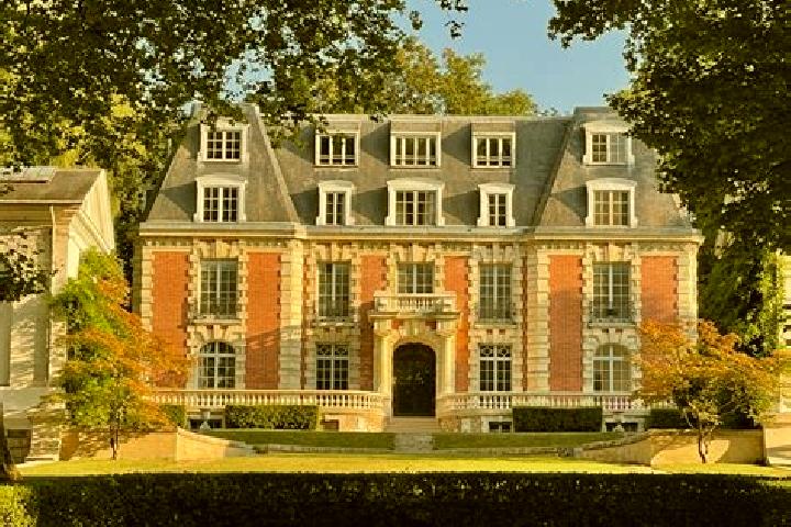 Escorts Dammarie-les-Lys, France — Local Companions