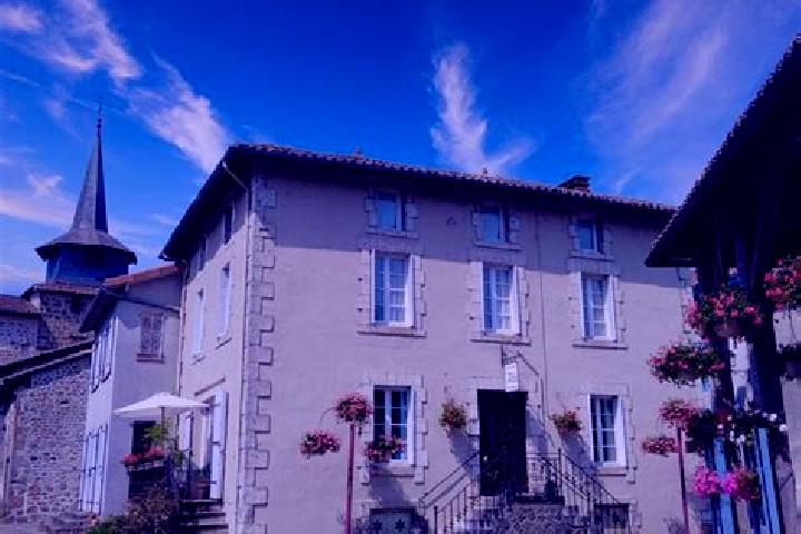 Escorts Exideuil-sur-Vienne, France — Local Companions