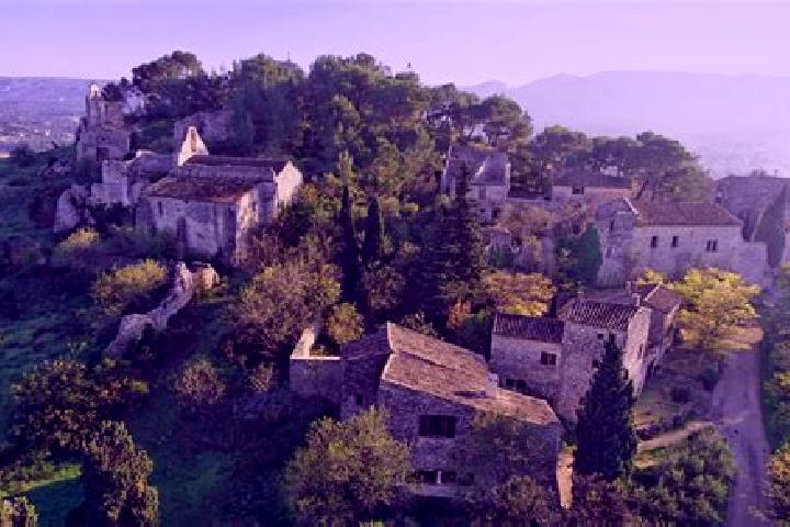 Escorts Eygalieres, France — Local Companions
