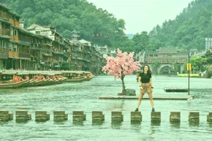 Escorts Fenghuang, China — Local Companions