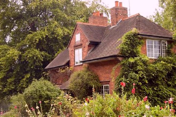 Escorts Finchampstead, United Kingdom — Local Companions