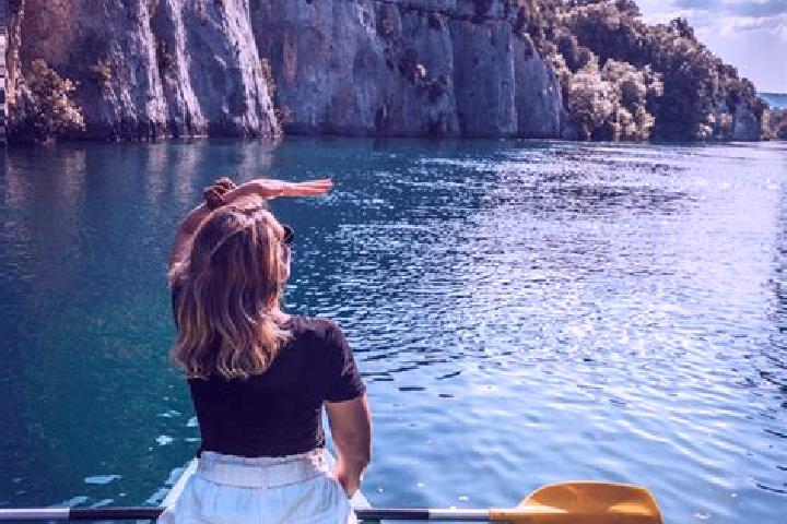 Escorts Fiquefleur-Equainville, France — Local Companions
