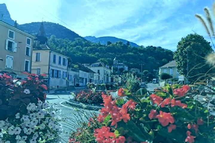 Escorts Fontanil-Cornillon, France — Local Companions
