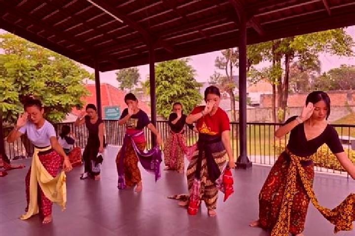Escorts Gandrungmanis Lor, Indonesia — Local Companions