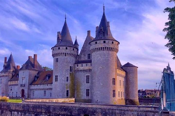 Escorts Germigny-sur-Loire, France — Local Companions