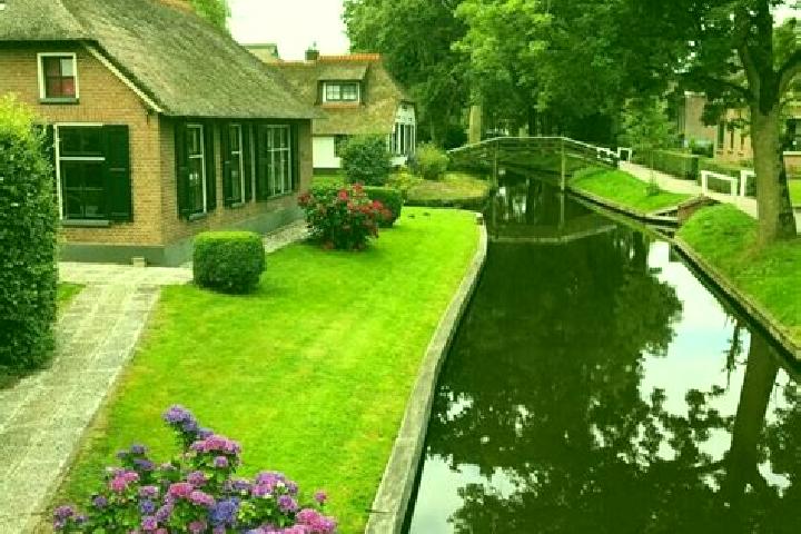 Escorts Giethoorn, Netherlands — Local Companions