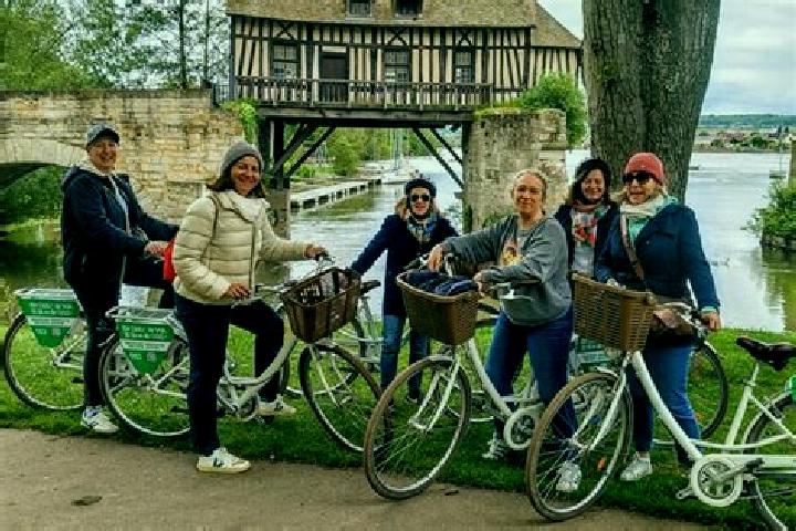 Escorts Giverny, France — Local Companions