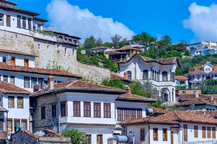 Escorts Gjinar, Albania — Local Companions