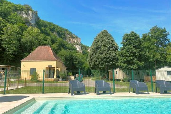 Escorts Grolejac, France — Local Companions
