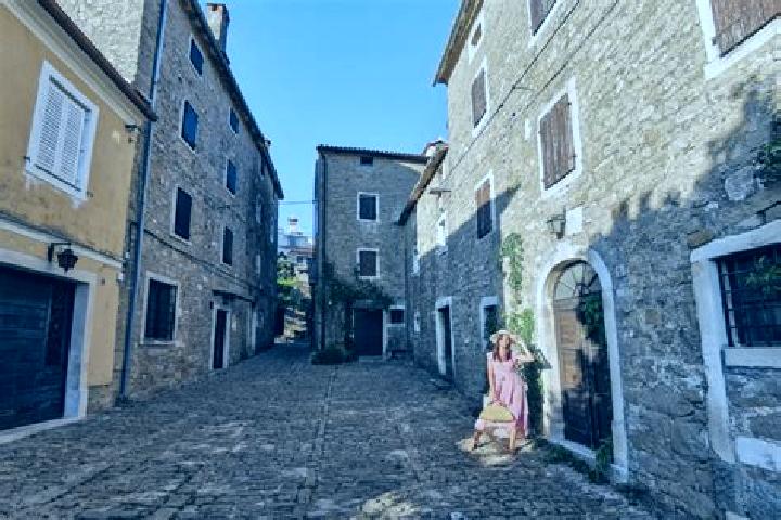 Escorts Groznjan, Croatia — Local Companions