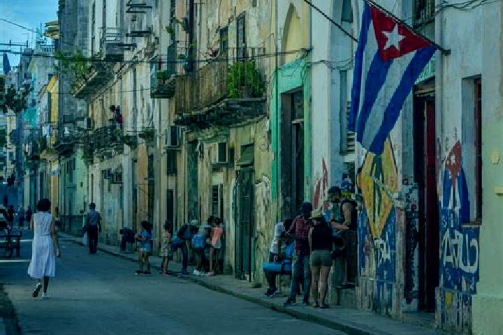 Escorts Gueines, Cuba — Local Companions